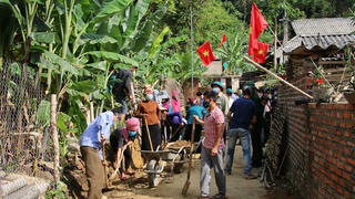 Cán bộ đến với dân tiếp sức làm cho bản làng thêm đẹp