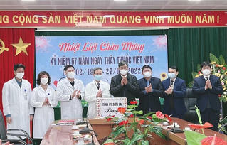 Những “chiến sỹ áo trắng” lặng thầm trong khu điều trị COVID-19