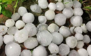 Bất thường mưa đá, hạt to như quả trứng ở Sơn La
