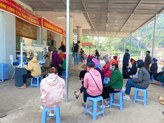 Sơn La: Người dân thắc mắc việc tiêm vắc-xin phải nộp phí xét nghiệm Covid-19