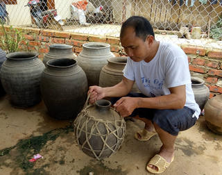 Độc đáo nghề làm chum ở Mường Chanh