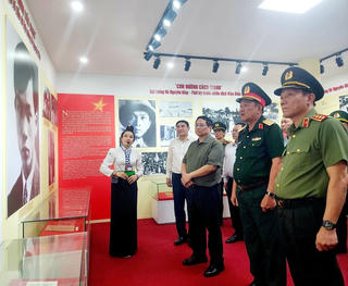 Thủ tướng Phạm Minh Chính thăm, tặng quà gia đình chính sách TP Điện Biên Phủ