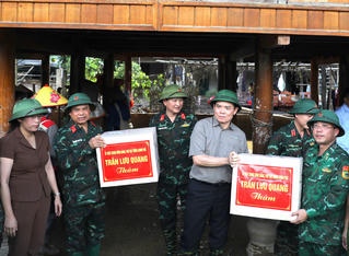 Phó Thủ tướng Chính phủ Trần Lưu Quang kiểm tra công tác khắc phục hậu quả mưa lũ tại Điện Biên