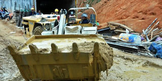 Khoan thủng cửa xả sau hầm thủy điện, nước thoát nhanh