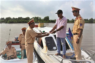 Doanh nghiệp “kêu trời” chuyện cứ đi chục km lại gặp một chốt CSGT