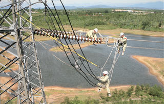 Đường dây 500 kV mạch 3 làm “nóng” thị trường xây lắp điện cuối năm