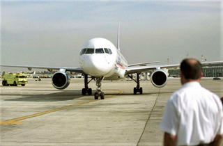 Xe kéo đẩy mặt đất làm 2 tàu bay va nhau ở Nội Bài