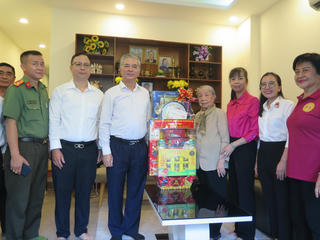 Lãnh đạo TP HCM thăm và chúc Tết các cá nhân, đơn vị tiêu biểu