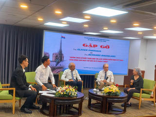 Gặp 2 người treo cờ Mặt trận Dân tộc Giải phóng miền Nam Việt Nam trên đỉnh nhà thờ Đức Bà ở Paris