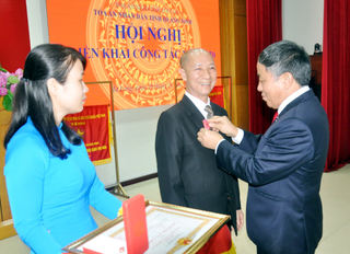 Nguyên Phó Chánh án TAND tỉnh Quảng Ninh được tặng Huân chương Lao động hạng Nhì