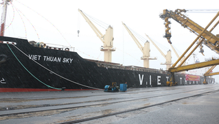 TKV rót 45.000 tấn than cho tàu “xông đất” ngày đầu xuân Canh Tý