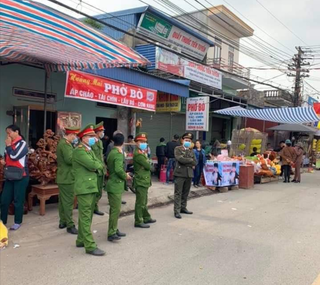 Hàng trăm cảnh sát đeo khẩu trang để bảo đảm trật tự và tuyên truyền phòng chống “dịch Corona” tại chợ Viềng