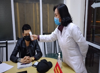 Móng Cái đưa 2 thanh niên khai báo không trung thực đi cách ly tập trung