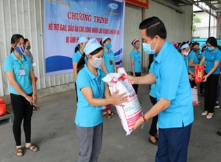 Ninh Bình trao quà hỗ trợ công nhân lao động gặp khó khăn do dịch Covid-19