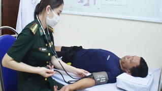 Tàu chở cát gãy đôi, 9 thuyền viên được tàu cá Quảng Ninh cứu sống