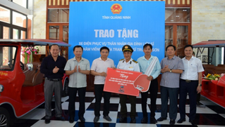 Quảng Ninh tặng 2 xe điện phục vụ hoạt động thăm viếng tại Nghĩa trang Trường Sơn 