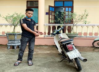 Bắt giữ nam thanh niên không đội mũ bảo hiểm, điều khiển xe lao gãy chân đại úy công an