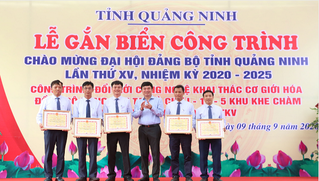Gắn biển chào mừng Đại hội Đảng bộ tỉnh Quảng Ninh cho công trình đổi mới công nghệ khai thác than
