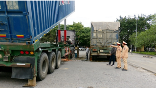 Cảnh sát giao thông Ninh Bình cắt bỏ phần cải tạo vụ “xe container thành xe tự đổ”