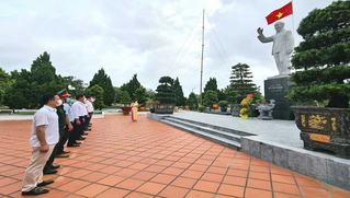 Huyện đảo Cô Tô dâng hương báo công tại Tượng đài Bác Hồ 