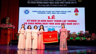 Trường Tiểu học Hạ Long nhận Cờ thi đua của Thủ tướng Chính phủ