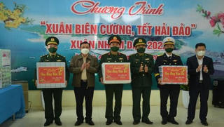 Chính ủy BĐBP tỉnh Quảng Ninh cùng đoàn công tác, thăm, tặng quà Tết cho quân và dân đảo Trần