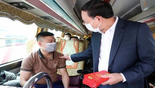 Bí thư Quảng Ninh mừng tuổi cho các cán bộ, công nhân ngành Than, về quê ăn Tết