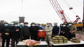 Bí thư Quảng Ninh trực tiếp xuống công trường biểu dương tinh thần lao động hăng say ngày cuối năm