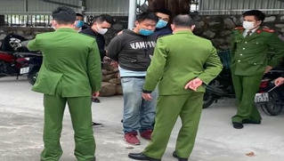 “Tao mang 2 quả bom, đưa tiền đây không tao cho nổ banh xác"