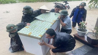 Quảng Ninh có điểm nước ngập sâu gần 1m, huy động 10 chiến sĩ Biên phòng giúp dân di chuyển đồ đạc 