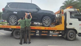 Công an tạm giữ 4 xe sang tại biệt thự của nguyên Chủ tịch TP Hạ Long