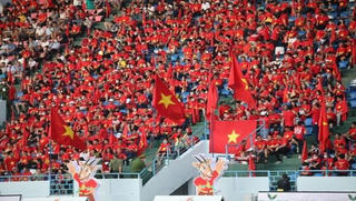 Chưa đến 6 giờ sáng ngày 18/5, cổng Sân vận động Cẩm Phả đã chật kín người hâm mộ