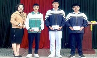 Nhóm nam sinh lớp 9 ở Quảng Ninh trả lại 10 triệu đồng cho người đánh rơi 