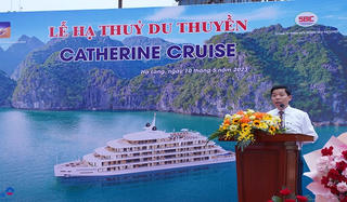 Hạ Thủy siêu du thuyền 6 sao bên bờ Vịnh Hạ Long 