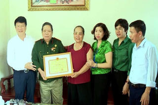 Khen thưởng gia đình thương binh hạng 1/4 hiến đất xây trường học