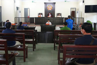 Lái xe “taxi dù” bất ngờ bỏ chạy, kéo theo cán bộ CSGT TP Hạ Long, nhận 9 tháng tù