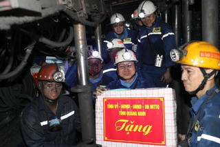 Bí thư Quảng Ninh trực tiếp xuống mỏ than hầm lò, để gặp gỡ, động viên các thợ mỏ