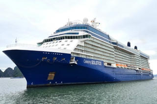 Siêu tàu biển đưa gần 3.000 du khách châu Âu, châu Mỹ đến Hạ Long