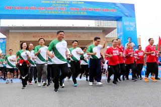 Khoảng 1.000 người tham gia giải chạy xuyên biên giới Việt - Trung