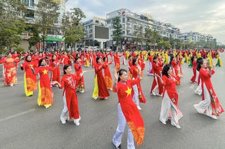 Hơn 1.200 phụ nữ Hạ Long tham gia chương trình “Vũ điệu bên bờ di sản”