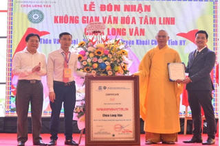 Liên hiệp các Hội UNESCO Việt Nam trao chứng nhận 'Không gian văn hoá tâm linh chùa Long Vân'