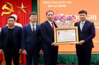 Sở Tài chính Hưng Yên đón nhận Huân chương Lao động hạng Nhất