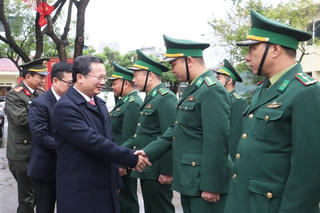 Chủ tịch UBND tỉnh Quảng Ninh chúc Tết, tặng quà tại TP Móng Cái