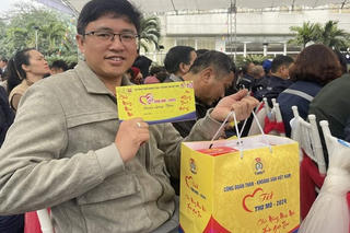 Niềm vui của công nhân khi được nhận quà Tết tại Chương trình 'Tết thợ Mỏ - 2024'