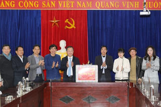 Chủ tịch UBND tỉnh Quảng Ninh thăm, chúc Tết văn nghệ sĩ 