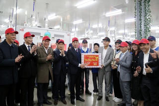 Lãnh đạo tỉnh Quảng Ninh thăm, động viên người lao động làm việc xuyên Tết