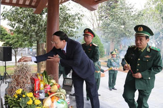 Dâng hương tại Khu di tích lịch sử quốc gia Pò Hèn