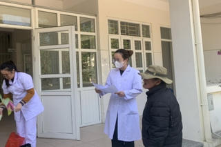 Trao trả gần 20 người ăn xin, ăn mày, tâm thần lang thang ở Hạ Long