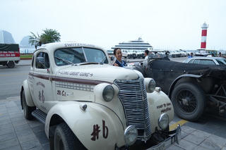 Nhiều người dân hiếu kỳ tới chụp ảnh, ngắm 22 xe ô tô cổ nổi tiếng thế giới đến Hạ Long