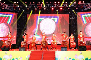 Đông đảo người dân và du khách tham dự Lễ hội Văn hóa dân gian Phố Hiến năm 2024 